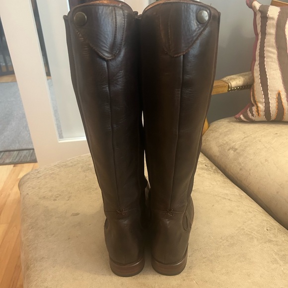 Frye Women’s Elegant Brown Leather Boots - Picture 2 of 6